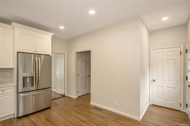 A stunning and completely renovated 3 bedroom 3.5 bath Townhouse - photo 30