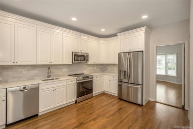 A stunning and completely renovated 3 bedroom 3.5 bath Townhouse - photo 31
