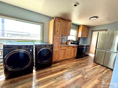 Welcome home to this adorable and conveniently located, 3 - photo 2