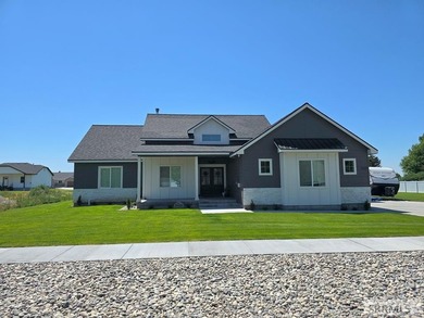 Don't miss out on this beautiful, nearly new, recently vacated - photo 1