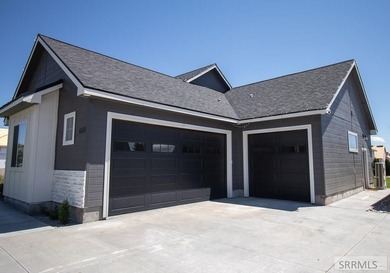 Don't miss out on this beautiful, nearly new, recently vacated - photo 2