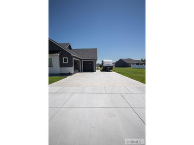 Don't miss out on this beautiful, nearly new, recently vacated - photo 3