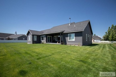Don't miss out on this beautiful, nearly new, recently vacated - photo 4