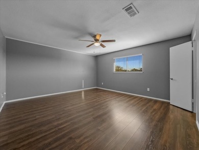 MOVE IN READY! PRICE IMPROVEMENT with NEW roof and NEW - photo 4