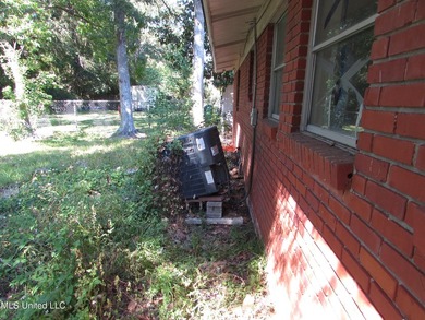 Large 4bdrm 2.5 bath home with newer roof. It is a fixer home - photo 16