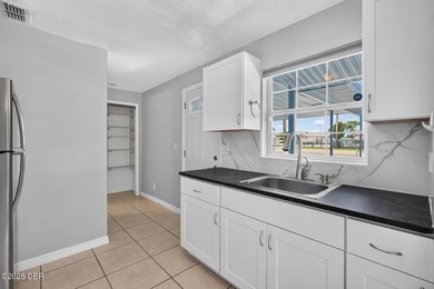 Move right into this beautifully updated 3 bedroom, 2 bathroom - photo 11
