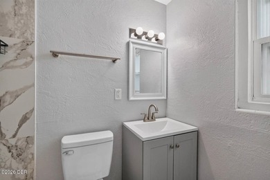 Move right into this beautifully updated 3 bedroom, 2 bathroom - photo 15