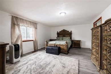 Welcome to this beautifully updated 6-bedroom, 4-full-bath home - photo 19