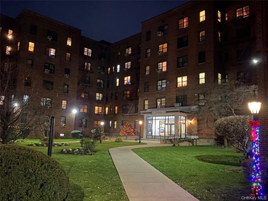 Welcome to The Fontaine in Forest Hills! Spacious one bedroom in