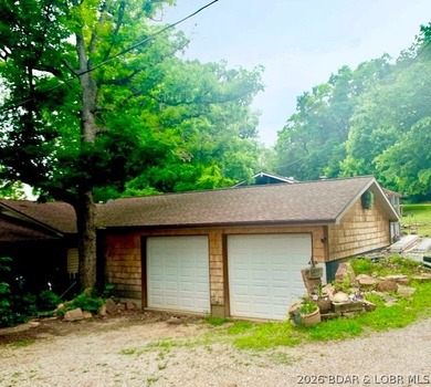 Welcome to your dream lake home, where comfort, and waterfront - photo 2
