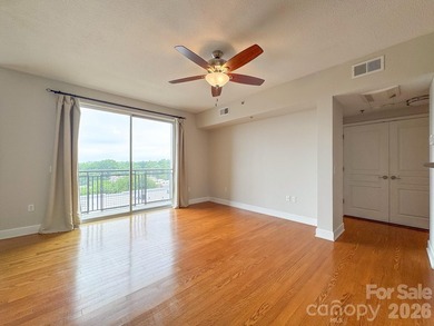 Welcome to your urban oasis on the top floor of this highly - photo 2