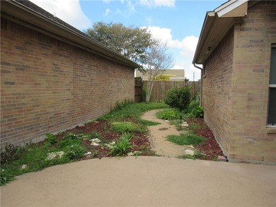 Wonderful Garden/Patio home located in desirable Kings Crossing