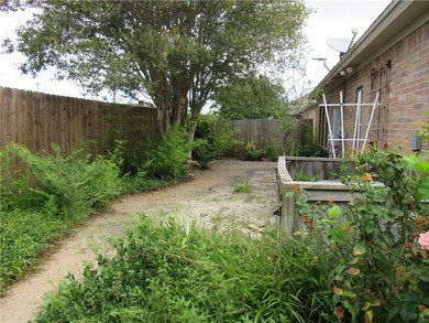 Wonderful Garden/Patio home located in desirable Kings Crossing