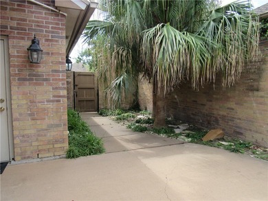 Wonderful Garden/Patio home located in desirable Kings Crossing