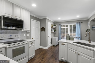 FANTASTIC TRADITIONAL HOME IN SOUGHT AFTER LAKE REDWINE - photo 17
