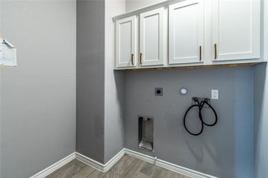 Gorgeous 3 bedroom/2 bathroom corner lot home with many upgrades - photo 28