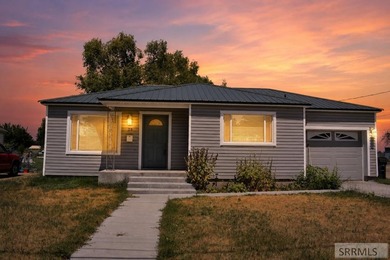 Welcome to this charming 2 bedroom, 1 bathroom home full of - photo 1