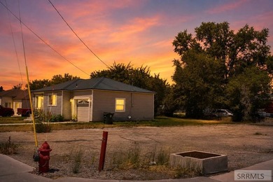 Welcome to this charming 2 bedroom, 1 bathroom home full of - photo 2