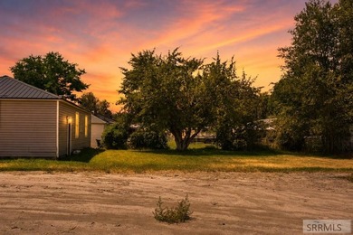 Welcome to this charming 2 bedroom, 1 bathroom home full of - photo 3