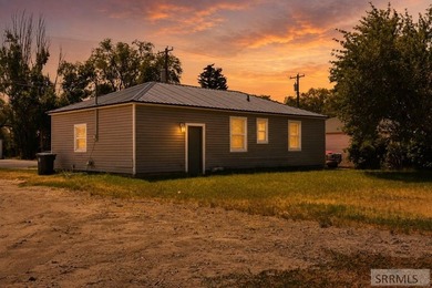 Welcome to this charming 2 bedroom, 1 bathroom home full of - photo 4