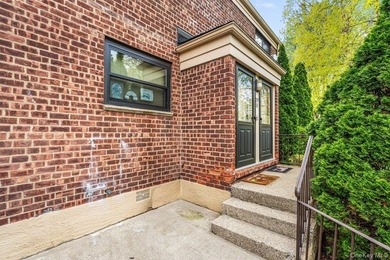 Corner 2 Bedrooms Garden Apt, Living Rm, Full Bath, Extra Window - photo 4