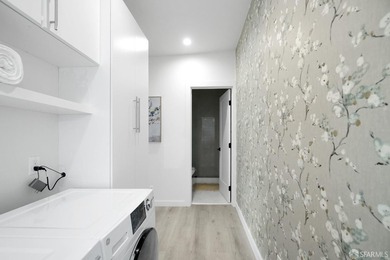 Stylish and modern, this fully remodeled 1 bedroom, 1 bathroom - photo 17
