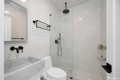Stylish and modern, this fully remodeled 1 bedroom, 1 bathroom - photo 19