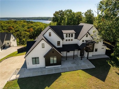 Experience modern. luxury and thoughtful design in this stunning - photo 1
