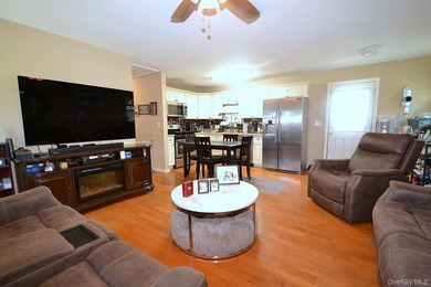 Rare find! This meticulously maintained 3-bedroom home combines - photo 5
