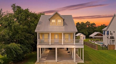 t 1/2 mile from the beach, this adorable 4-year-young cottage - photo 2