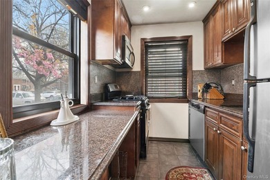 Bright corner 1-bedroom co-op in the heart of Whitestone with a - photo 3