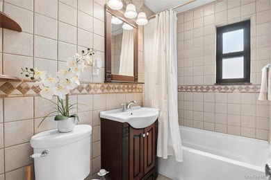 Bright corner 1-bedroom co-op in the heart of Whitestone with a - photo 4