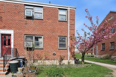 Bright corner 1-bedroom co-op in the heart of Whitestone with a - photo 6