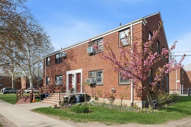 Bright corner 1-bedroom co-op in the heart of Whitestone with a - photo 7