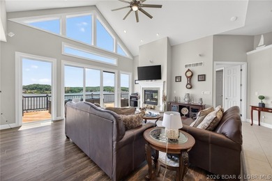 Lakefront, luxury, effortless are the best describing words for - photo 8
