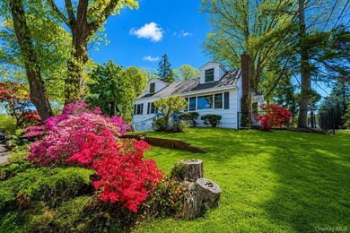 This Nantucket Cape boasts beautiful waterviews overlooking - photo 1
