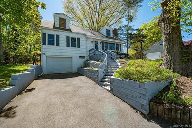 This Nantucket Cape boasts beautiful waterviews overlooking - photo 2