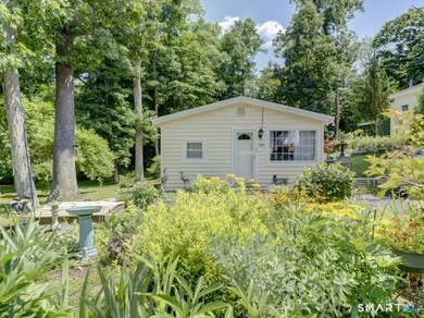 Cute as a button and full of charm, this well-maintained - photo 1