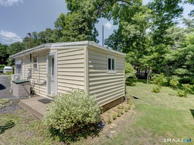 Cute as a button and full of charm, this well-maintained - photo 10