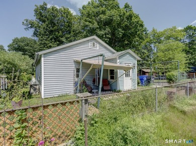 Charming 2-bedroom ranch-style home on a lovely lake offers a - photo 2