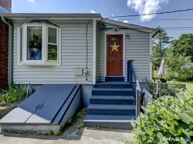 Charming 2-bedroom ranch-style home on a lovely lake offers a - photo 5