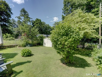 Charming 2-bedroom ranch-style home on a lovely lake offers a - photo 6