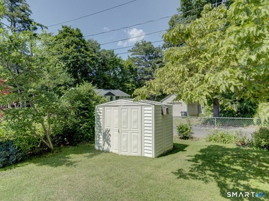 Charming 2-bedroom ranch-style home on a lovely lake offers a - photo 7