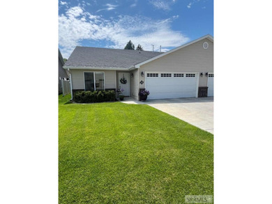 Beautifully maintained, one-owner home offering a spacious open - photo 1