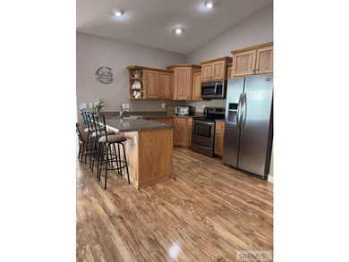 Beautifully maintained, one-owner home offering a spacious open - photo 2