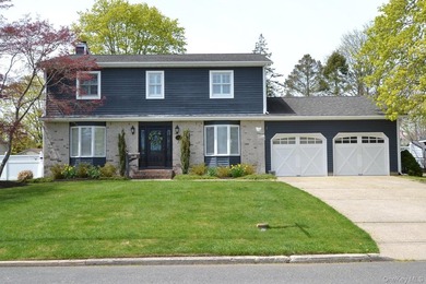 This Stately and spacious 4/5 bedroom Colonial is set on a - photo 1