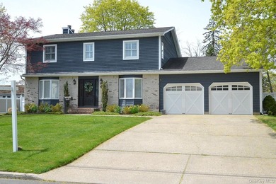 This Stately and spacious 4/5 bedroom Colonial is set on a - photo 2