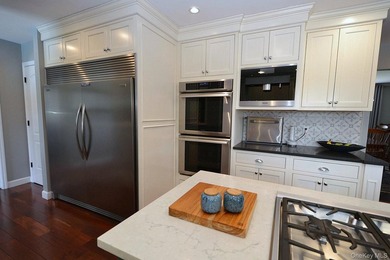 This Stately and spacious 4/5 bedroom Colonial is set on a - photo 3