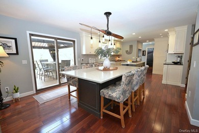This Stately and spacious 4/5 bedroom Colonial is set on a - photo 4