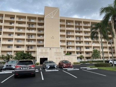 Lake Condo For Sale in Delray Beach, Florida
